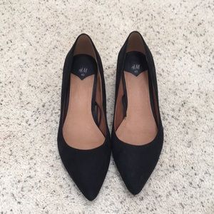 Black H&M suede short heel pump